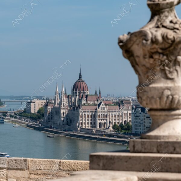 Ungheria Hungary Budapest palazzo palace parlamento parliament architettura architecture cupola dome fiume river danubio danube bastione villaggio dei pescatori balcone balcony terrazza terrace vaso vase