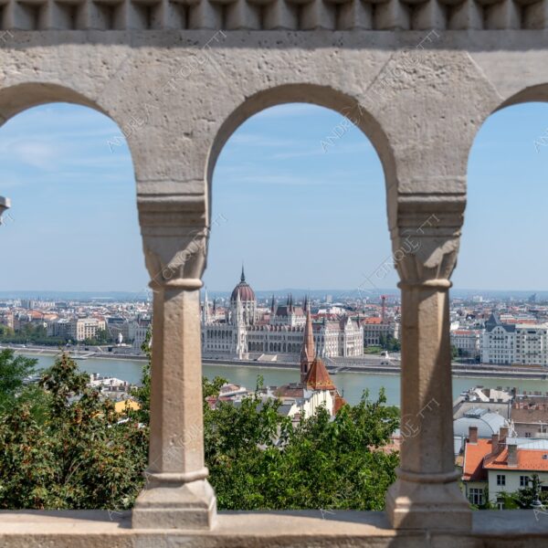 Ungheria Hungary Budapest palazzo palace parlamento parliament architettura architecture cupola dome fiume river danubio danube chiesa church campanile bell tower steeple belfry archi arcs colonne pillars bastione villaggio dei pescatori