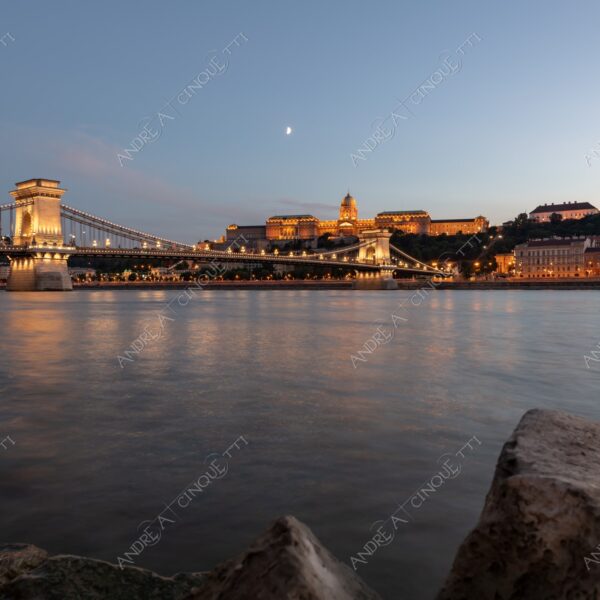 Ungheria Hungary Budapest palazzo palace parlamento parliament architettura architecture lunga esposizione long exposure riflessi reflections notte night cupola dome blue hour fiume river danubio danube ponte delle catene chain bridge pietre sassi stones luna moon