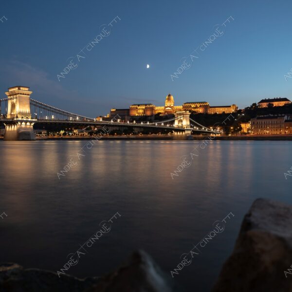 Ungheria Hungary Budapest palazzo palace parlamento parliament architettura architecture lunga esposizione long exposure riflessi reflections notte night cupola dome blue hour fiume river danubio danube ponte delle catene chain bridge pietre sassi stones luna moon