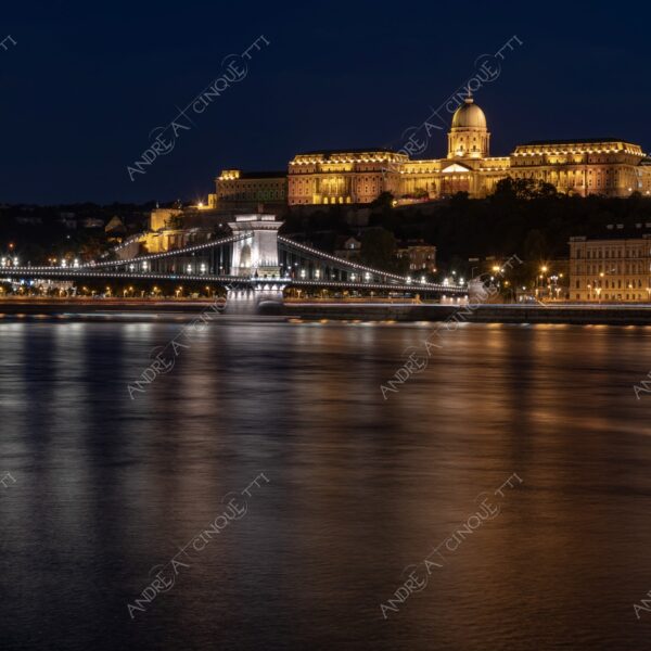 Ungheria Hungary Budapest palazzo palace parlamento parliament architettura architecture lunga esposizione long exposure riflessi reflections notte night cupola dome blue hour fiume river danubio danube ponte delle catene chain bridge