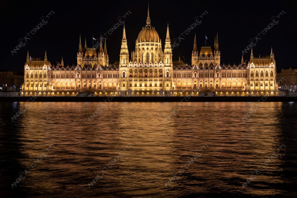 Ungheria Hungary Budapest palazzo palace parlamento parliament architettura architecture lunga esposizione long exposure riflessi reflections notte night cupola dome blue hour fiume river danubio danube