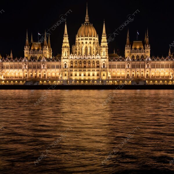 Ungheria Hungary Budapest palazzo palace parlamento parliament architettura architecture lunga esposizione long exposure riflessi reflections notte night cupola dome blue hour fiume river danubio danube
