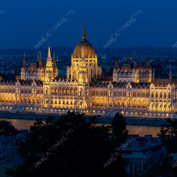 Ungheria Hungary Budapest palazzo palace parlamento parliament architettura architecture lunga esposizione long exposure riflessi reflections notte night cupola dome blue hour fiume river danubio danube