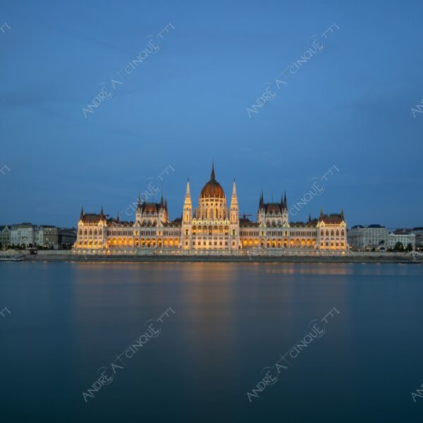 Ungheria Hungary Budapest palazzo palace parlamento parliament architettura architecture lunga esposizione long exposure riflessi reflections notte night cupola dome blue hour fiume river danubio danube