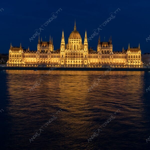 Ungheria Hungary Budapest palazzo palace parlamento parliament architettura architecture lunga esposizione long exposure riflessi reflections notte night cupola dome blue hour fiume river danubio danube