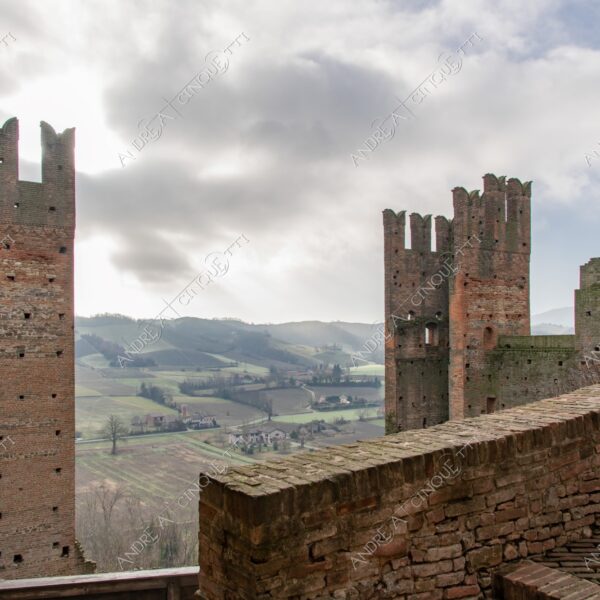 Castell'Arquato Grazzano Visconti castello castle ancient antico villaggio village borgo borough medievale medieval prospettiva perspective