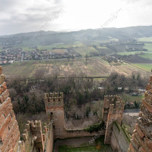 Castell'Arquato Grazzano Visconti castello castle ancient antico villaggio village borgo borough medievale medieval prospettiva perspective