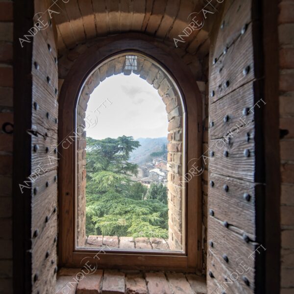 Castell'Arquato Grazzano Visconti castello castle ancient antico villaggio village borgo borough medievale medieval prospettiva perspective finestra window