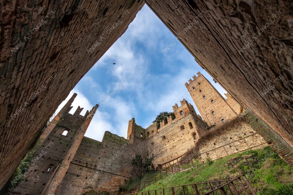 Castell'Arquato Grazzano Visconti castello castle ancient antico villaggio village borgo borough medievale medieval ciottoli pebbles cobbles