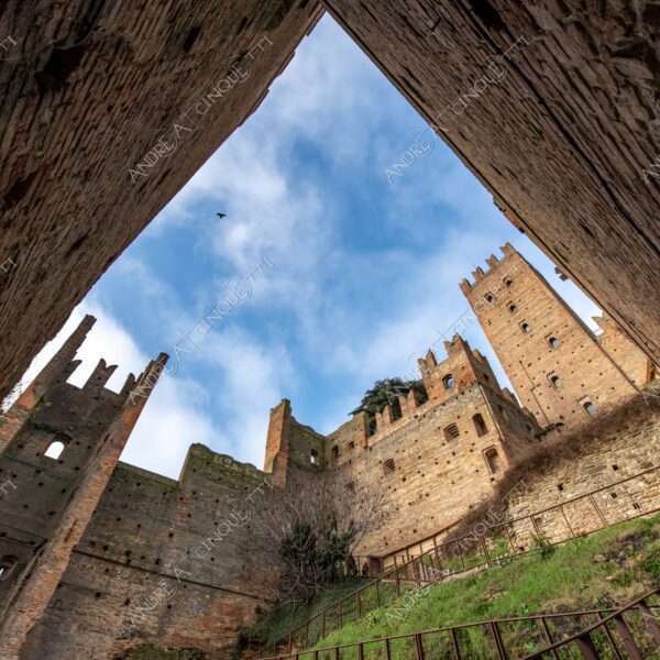 Castell'Arquato Grazzano Visconti castello castle ancient antico villaggio village borgo borough medievale medieval ciottoli pebbles cobbles
