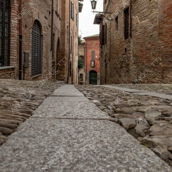 Castell'Arquato Grazzano Visconti castello castle ancient antico villaggio village borgo borough medievale medieval strada road street ciottoli pebbles cobbles prospettiva perspective