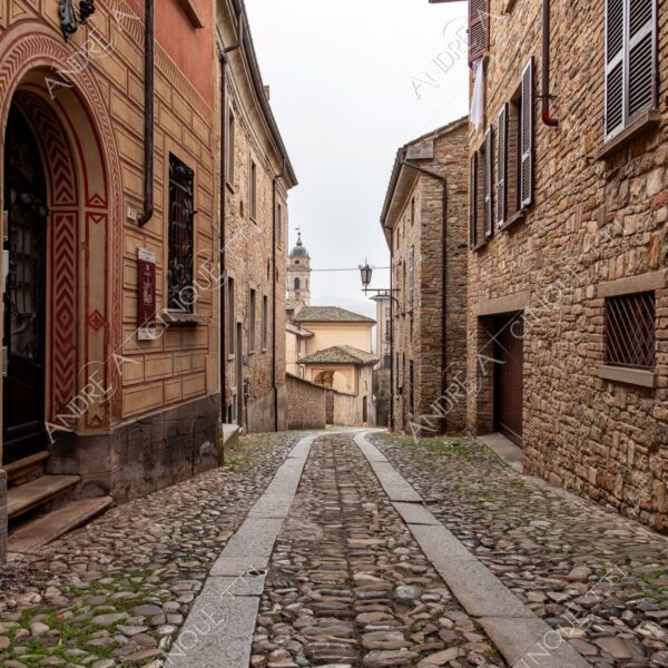Castell'Arquato Grazzano Visconti castello castle ancient antico villaggio village borgo borough medievale medieval strada road street ciottoli pebbles cobbles