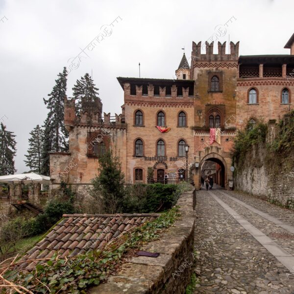 Castell'Arquato Grazzano Visconti castello castle ancient antico villaggio village borgo borough medievale medieval