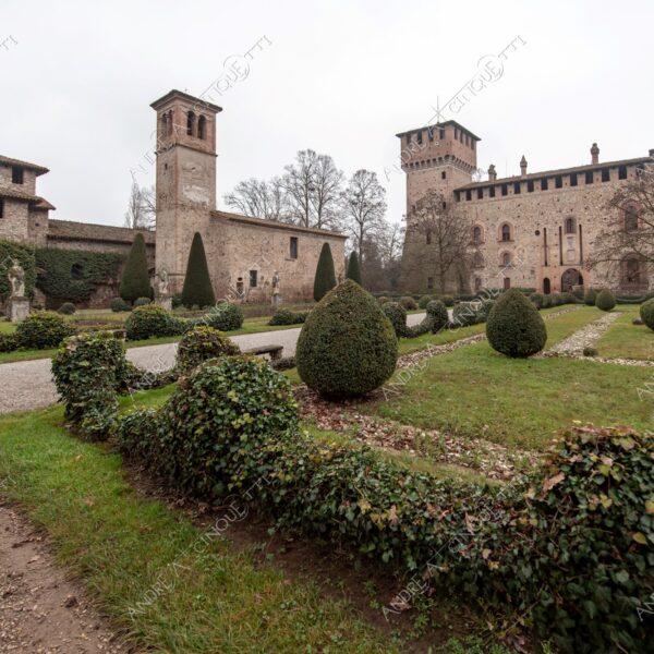 Castell'Arquato Grazzano Visconti castello castle ancient antico villaggio village borgo borough medievale medieval giardino garden prospettiva perspective