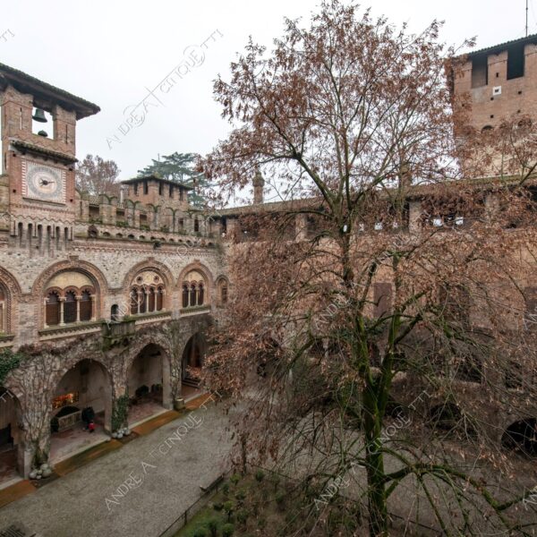 Castell'Arquato Grazzano Visconti castello castle ancient antico villaggio village borgo borough medievale medieval giardino garden prospettiva perspective