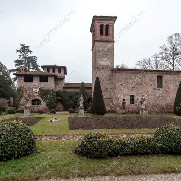 Castell'Arquato Grazzano Visconti castello castle ancient antico villaggio village borgo borough medievale medieval giardino garden
