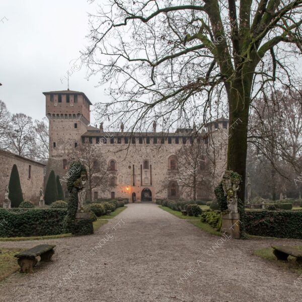 Castell'Arquato Grazzano Visconti castello castle ancient antico villaggio village borgo borough medievale medieval giardino garden