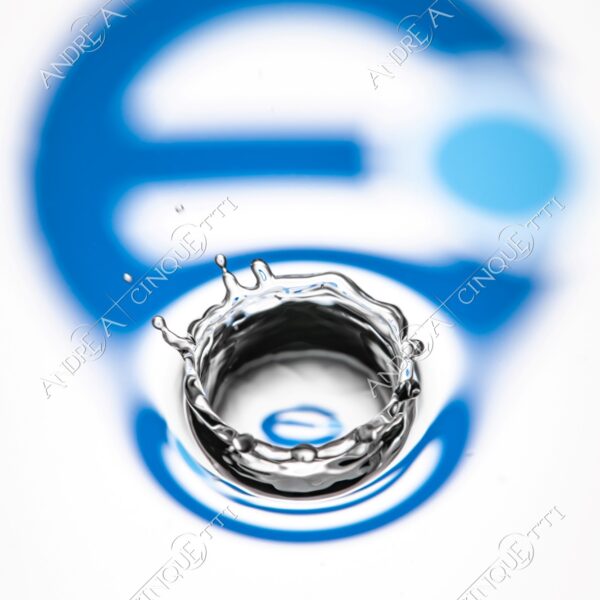macro photography goccia gocce d'acqua water drop drops high speed sync riflessi reflections splash colori colours bounce bouncing marchio logo eurex eur-ex rettifica