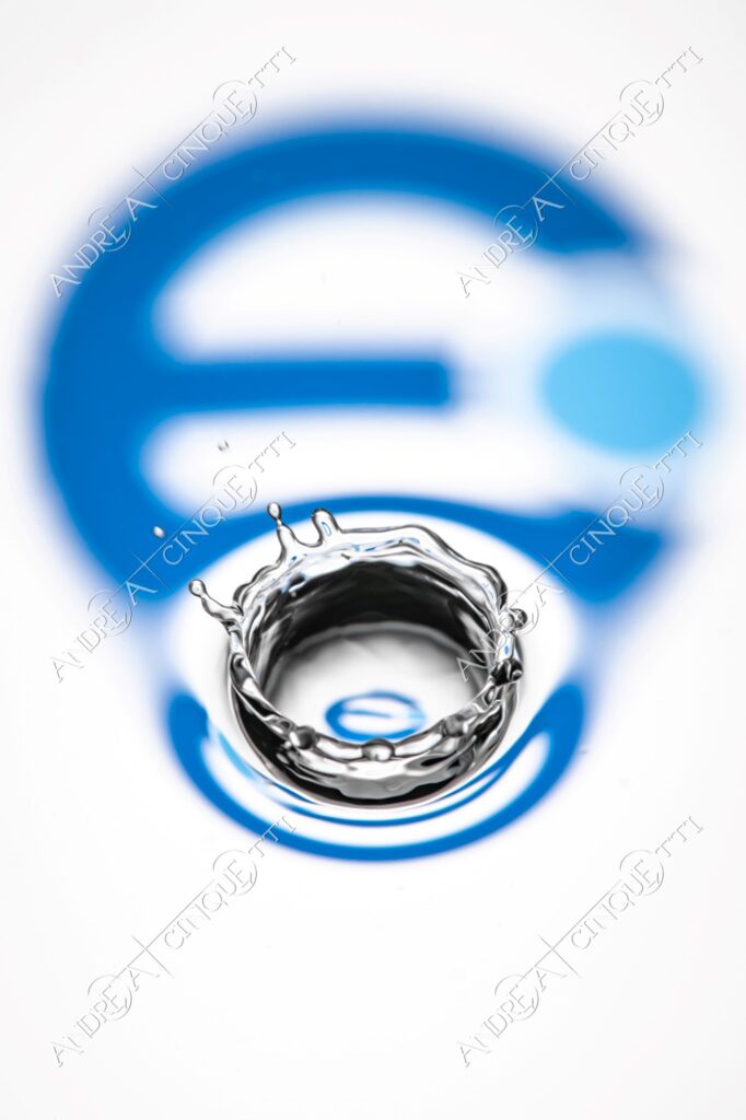 macro photography goccia gocce d'acqua water drop drops high speed sync riflessi reflections splash colori colours bounce bouncing marchio logo eurex eur-ex rettifica