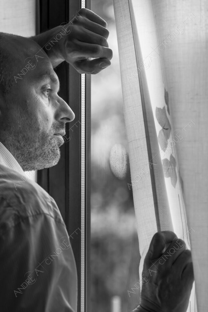 bianco e nero black and white uomo man violenza violence solitudine loneliness tristezza sadness violenza sulle donne violenza di genere violenza domestica