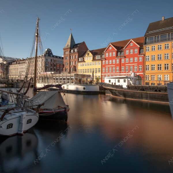 danimarca denmark copenaghen copenhagen nyhavn canale channel canal quartiere neighborhood barca ship boat vela sail tramonto sunset sundown crepuscolo dusk twilight alba sunrise lunga esposizione long exposure
