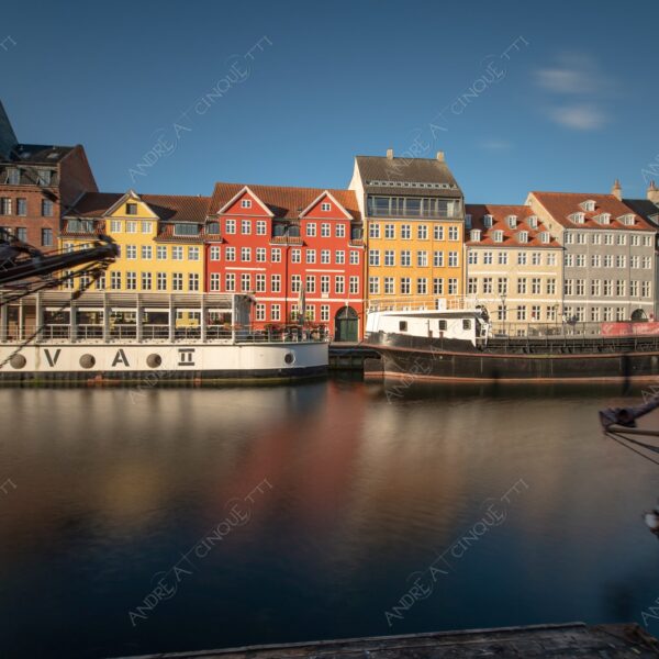danimarca denmark copenaghen copenhagen nyhavn canale channel canal quartiere neighborhood barca ship boat vela sail tramonto sunset sundown crepuscolo dusk twilight alba sunrise lunga esposizione long exposure