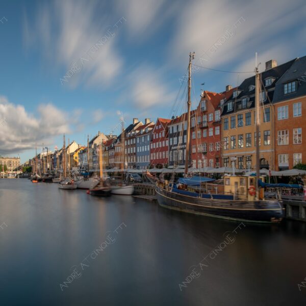 danimarca denmark copenaghen copenhagen nyhavn canale channel canal quartiere neighborhood barca ship boat vela sail tramonto sunset sundown crepuscolo dusk twilight alba sunrise lunga esposizione long exposure
