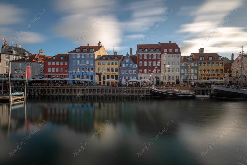 danimarca denmark copenaghen copenhagen nyhavn canale channel canal quartiere neighborhood barca ship boat vela sail tramonto sunset sundown crepuscolo dusk twilight alba sunrise lunga esposizione long exposure