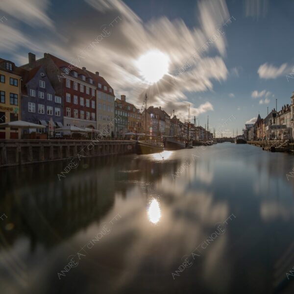 danimarca denmark copenaghen copenhagen nyhavn canale channel canal quartiere neighborhood barca ship boat vela sail tramonto sunset sundown crepuscolo dusk twilight alba sunrise lunga esposizione long exposure