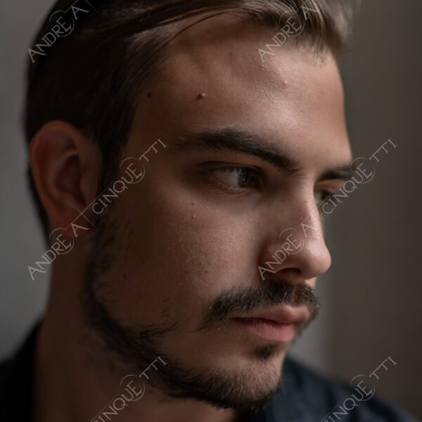 modello model fashion uomo man barba beard fotoshooting photoshoot servizio fotografico contrasto contrastato contrast contrasted chiaro scuo light dark ombre shadows