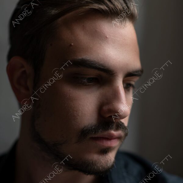modello model fashion uomo man barba beard fotoshooting photoshoot servizio fotografico contrasto contrastato contrast contrasted chiaro scuo light dark ombre shadows