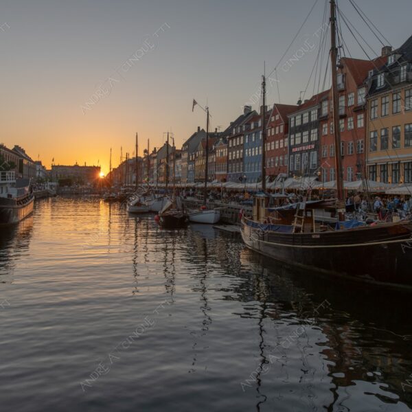 danimarca denmark copenaghen copenhagen nyhavn canale channel canal quartiere neighborhood barca ship boat vela sail tramonto sunset sundown crepuscolo dusk twilight alba sunrise