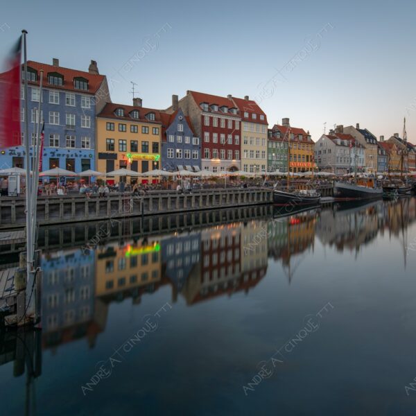 danimarca denmark copenaghen copenhagen nyhavn canale channel canal quartiere neighborhood barca ship boat vela sail blue hour riflessi reflections mirro specchio