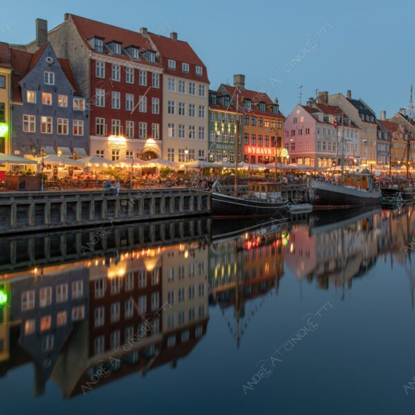 danimarca denmark copenaghen copenhagen nyhavn canale channel canal quartiere neighborhood barca ship boat vela sail blue hour riflessi reflections mirro specchio