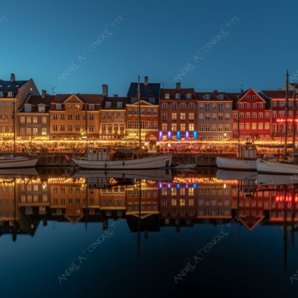 danimarca denmark copenaghen copenhagen nyhavn canale channel canal quartiere neighborhood barca ship boat vela sail blue hour riflessi reflections mirro specchio