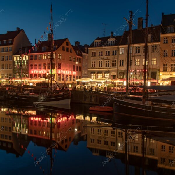 danimarca denmark copenaghen copenhagen nyhavn canale channel canal quartiere neighborhood barca ship boat vela sail blue hour riflessi reflections mirro specchio