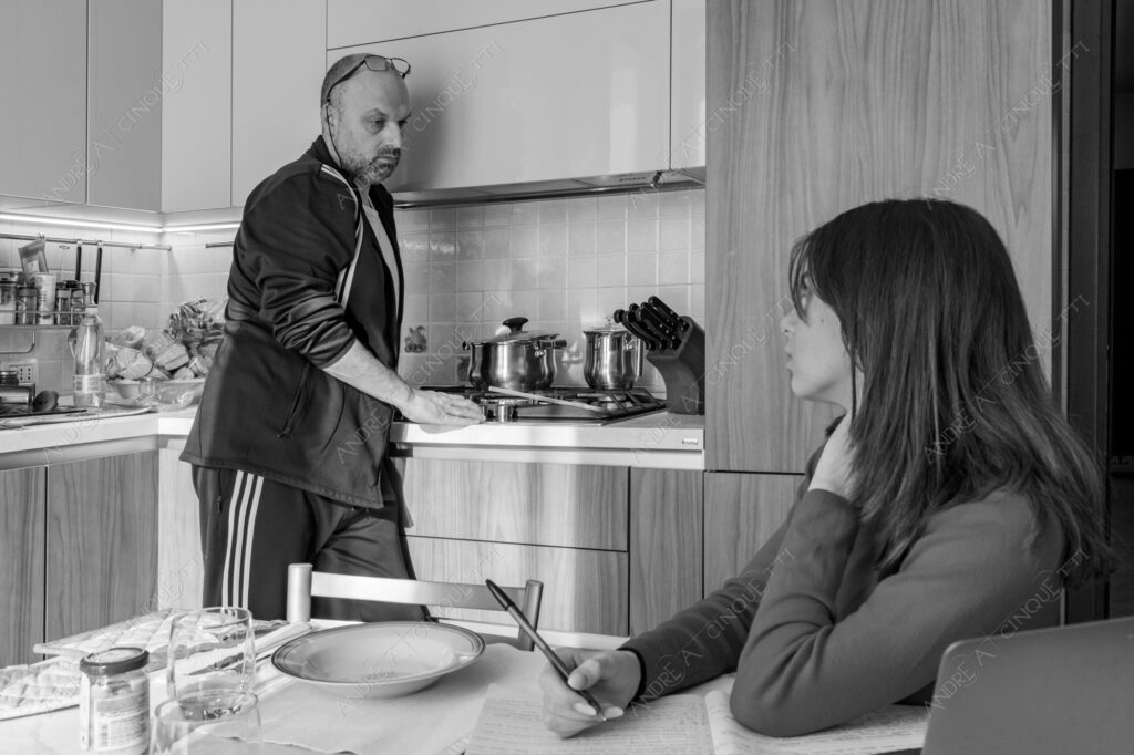 bianco e nero black and white famiglia family cucina kitchen violenza violence solitudine loneliness tristezza sadness padre figlia father daughter violenza sulle donne violenza di genere violenza domestica