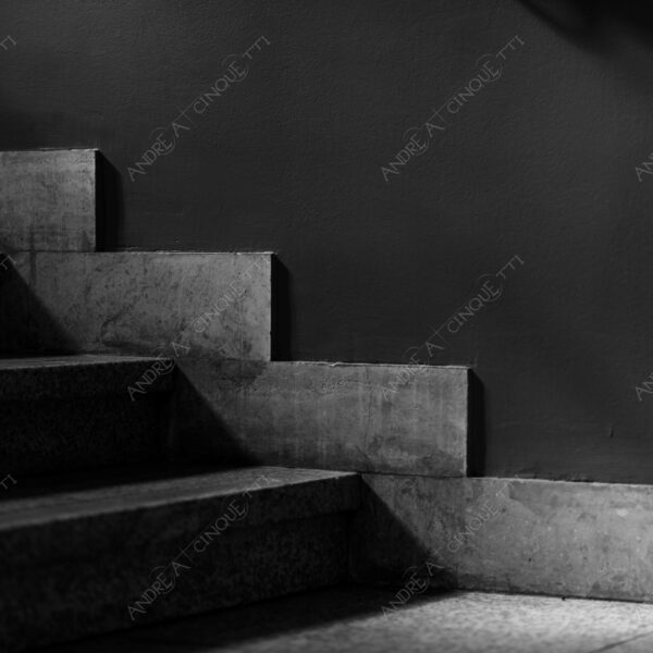museo della scienza e della tecnica museum of science and technology science and technology museum bianco e nero black and white dettagli details penombra twilight scuro dark ombra shadow scale stairs