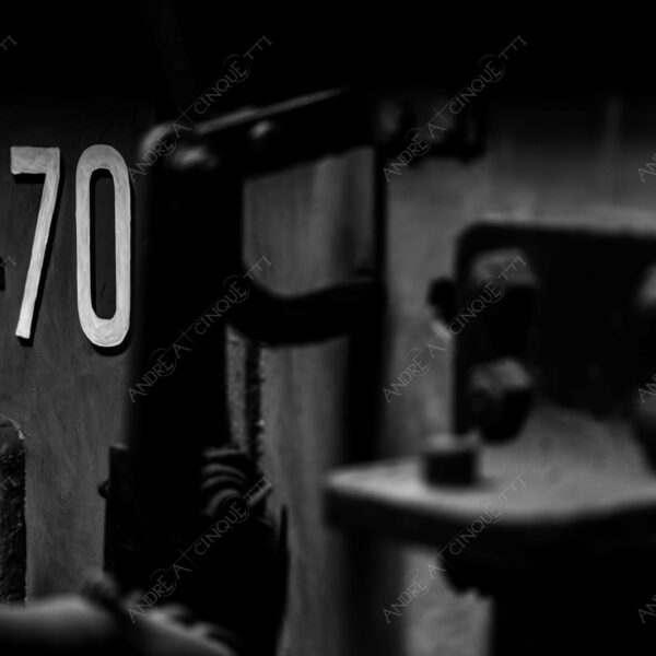 museo della scienza e della tecnica museum of science and technology science and technology museum bianco e nero black and white dettagli details penombra twilight scuro dark ombra shadow treno train numeri numbers
