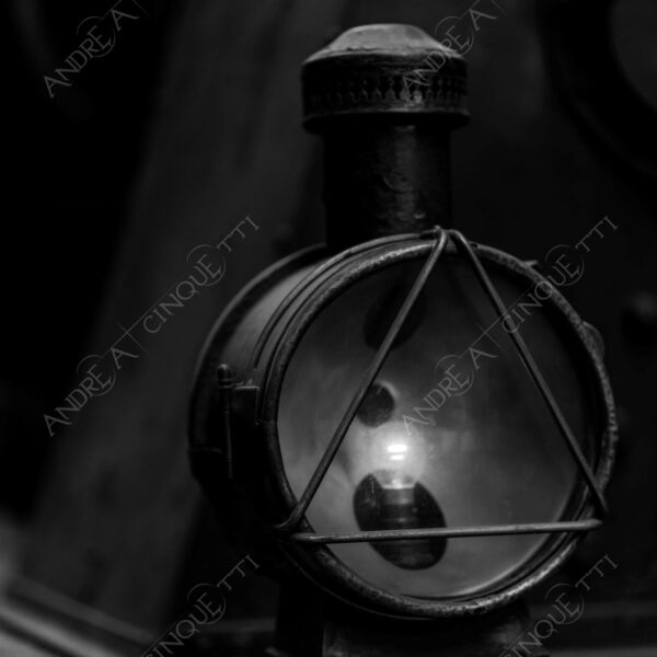 museo della scienza e della tecnica museum of science and technology science and technology museum bianco e nero black and white dettagli details penombra twilight scuro dark ombra shadow treno train luce light
