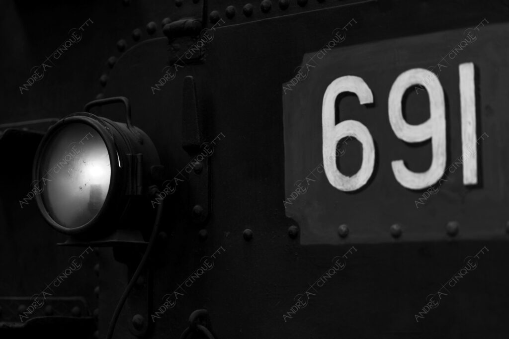 museo della scienza e della tecnica museum of science and technology science and technology museum bianco e nero black and white dettagli details penombra twilight scuro dark ombra shadow treno train luce light numeri numbers