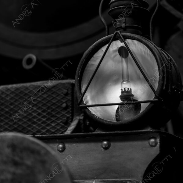 museo della scienza e della tecnica museum of science and technology science and technology museum bianco e nero black and white dettagli details penombra twilight scuro dark ombra shadow treno train luce light