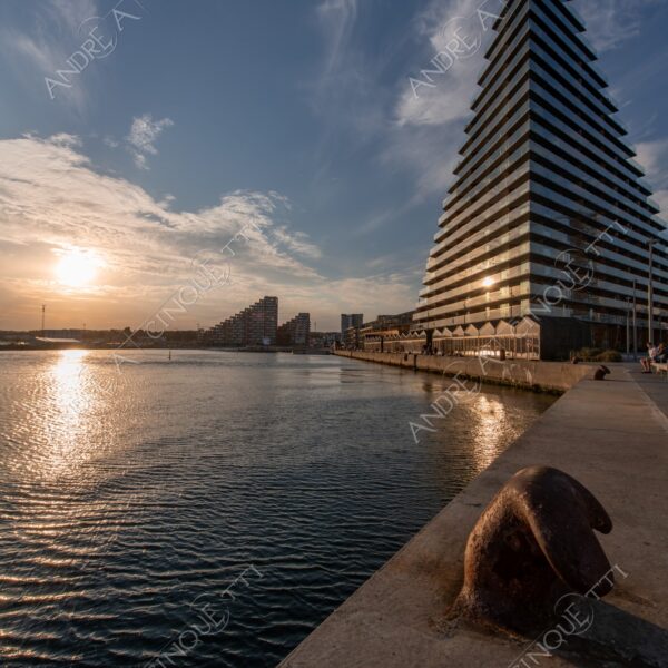 danimarca denmark aarhus modern buildings architecture neighbpourhood area east edifici moderni quartiere architettura tramonto sunset sundown crepuscolo dusk twilight porto harbour molo pier wharf bitta bollard