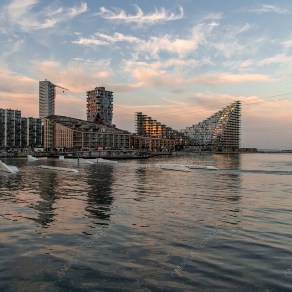 danimarca denmark aarhus modern buildings architecture neighbpourhood area east edifici moderni quartiere architettura long exposure lunga esposizione riflessi reflections mirror wakeboard tramonto sunset sundown crepuscolo dusk twilight