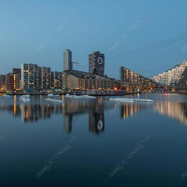 danimarca denmark aarhus modern buildings architecture neighbpourhood area east edifici moderni quartiere architettura long exposure lunga esposizione riflessi reflections mirror specchio notte night blue hour