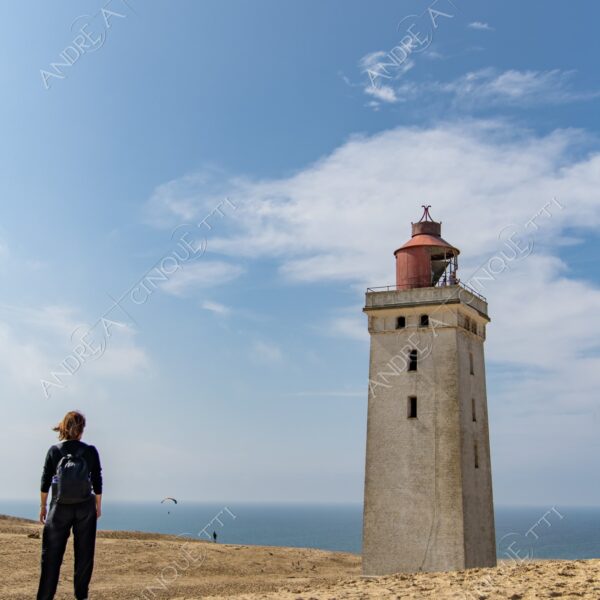 danimarca denmark rubjerg knude lighthouse faro tramonto sunset sundown dusk twilight alba sunrise spiaggia beach shore sand sabbia impronte footprints parapendio paragliding sport solitudine loneliness