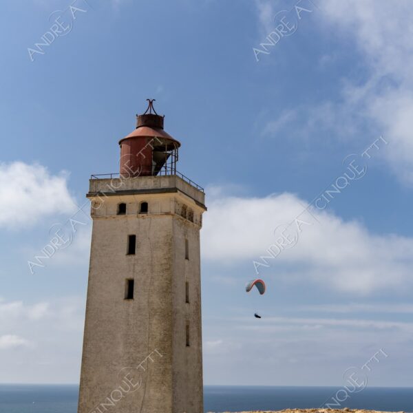 danimarca denmark rubjerg knude lighthouse faro tramonto sunset sundown dusk twilight alba sunrise spiaggia beach shore sand sabbia impronte footprints parapendio paragliding sport