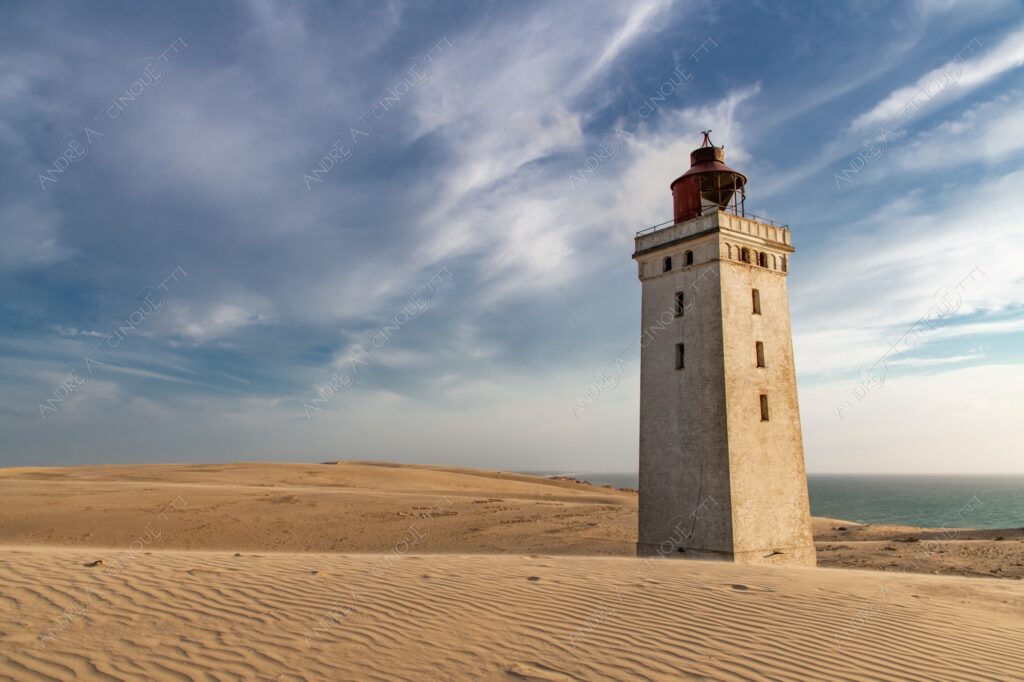 danimarca denmark rubjerg knude lighthouse faro tramonto sunset sundown dusk twilight alba sunrise spiaggia beach shore sand sabbia impronte footprints