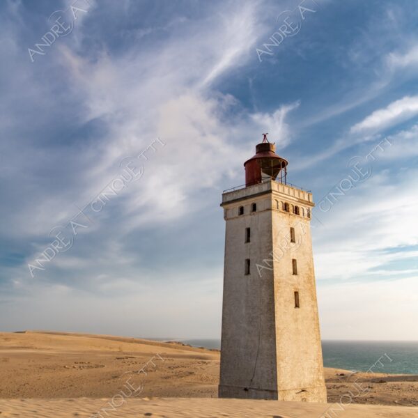 danimarca denmark rubjerg knude lighthouse faro tramonto sunset sundown dusk twilight alba sunrise spiaggia beach shore sand sabbia impronte footprints